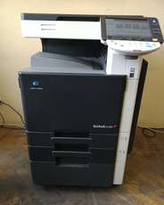 Konica Minolta bizhubC220 c тумбой для бумаги
