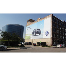 Брандмауэр реклама на фасаде здании и домах